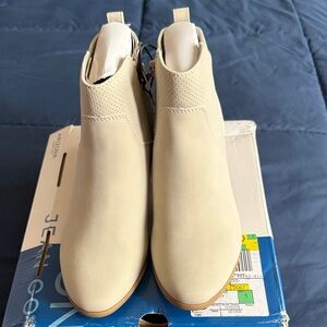 Arizona Jean Company Cream Ankle Booties